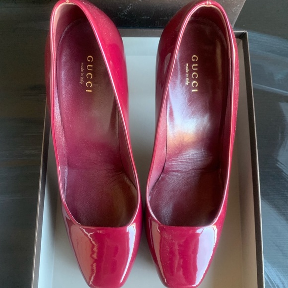 Luxury GUCCI : Scarlett red color pumps, square shape in the front area - Picture 9 of 12